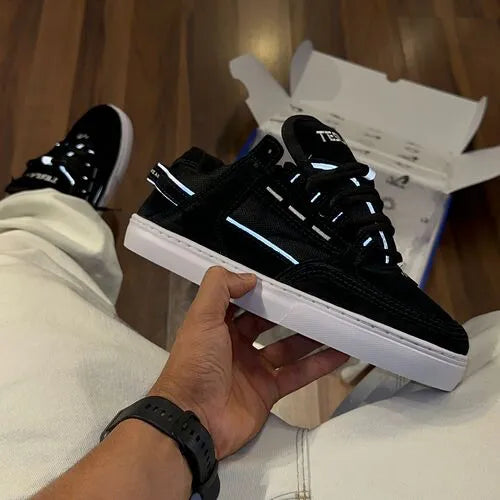 Tênis tesla Coil black refletivo